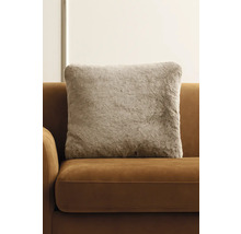 Dekorativ kudde med fuskpäls på en soffa