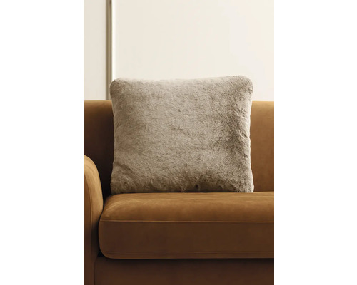 Dekorativ kudde med fuskpäls på en soffa