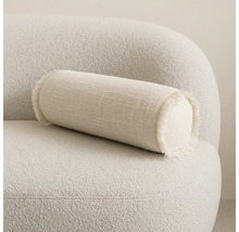 Dekorativ kudde i cylinderform på en fåtölj