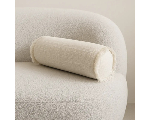 Dekorativ kudde i cylinderform på en fåtölj