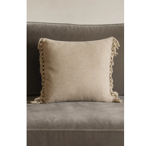 Fyrkantig prydnadskudde med fransar på soffa