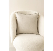 Fyrkantig prydnadskudde med dekorativa sömmar på en fåtölj