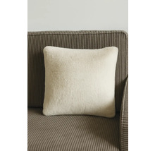 Fyrkantig kudde i fuskpäls på en soffa