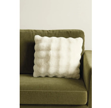 Prydnadskudde med fuskpäls på en soffa