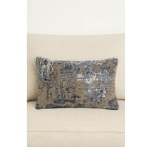 Prydnadskudde med abstrakt mönster på en soffa