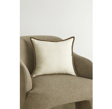 Fyrkantig kudde med kant på en fåtölj