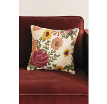 Prydnadskudde med blommönster på en soffa