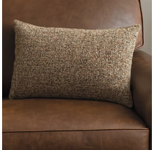 Rektangulär prydnadskudde på en lädersoffa