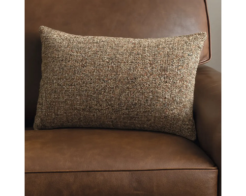 Rektangulär prydnadskudde på en lädersoffa
