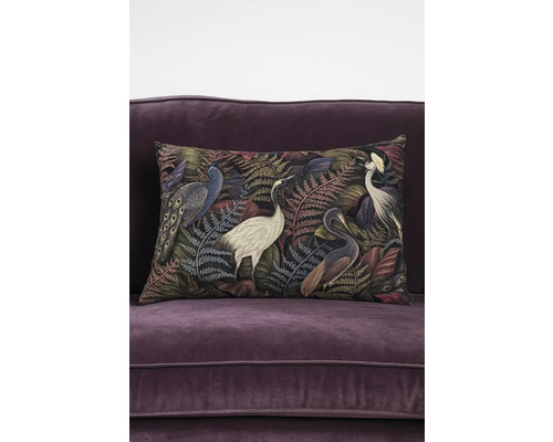 Dekorativ kudde med fågelmönster på soffa