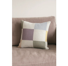 Fyrkantig prydnadskudde med rutmönster på en soffa