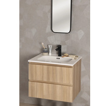 Badrum med tvättställsskåp, handfat, spegel och badrumsartiklar.