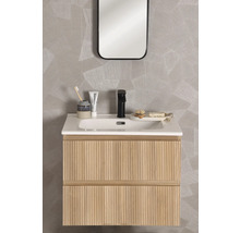 Badrum med tvättställsskåp, tvättställsskål, spegel och armatur