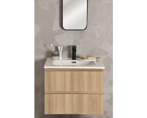 Badrum med tvättställsskåp, tvättställsskål, spegel och armatur