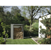 Vedförvaring i trädgården fylld med ved.