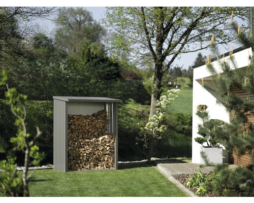 Vedförvaring i trädgården fylld med ved.