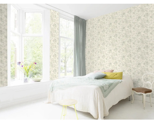 Ljust sovrum med blommig tapet, säng och fönster