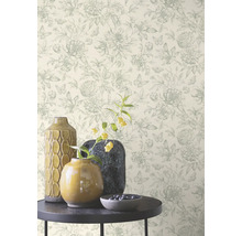 Dekorativ tapet med blom- och fjärilsmönster, kombinerat med vaser på ett bord