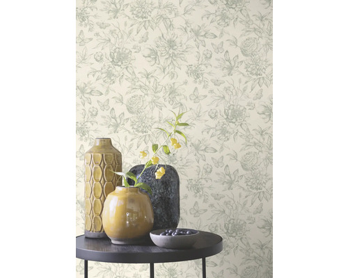 Dekorativ tapet med blom- och fjärilsmönster, kombinerat med vaser på ett bord