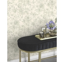 Tapet med blom- och fjärilsmönster bakom en bänk med gyllene ram