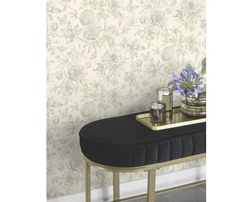 Tapet med blom- och fjärilsmönster bakom en bänk med gyllene ram