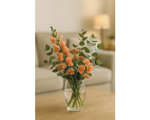 Blombukett med lejongap och eukalyptus i glasvas