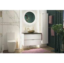 Ljust badrum med toalett, tvättställ med underskåp, spegelskåp och dekorativa element för en modern atmosfär.