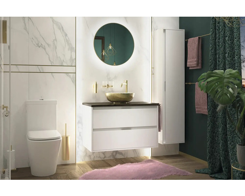 Ljust badrum med toalett, tvättställ med underskåp, spegelskåp och dekorativa element för en modern atmosfär.