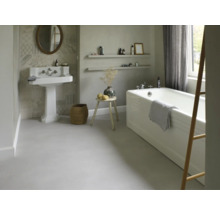 Badrum med handfat, spegel, badkar, pall och dekorationer för en ljus och organiserad atmosfär