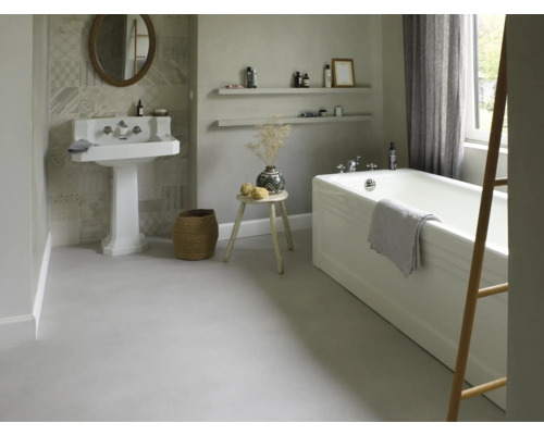 Badrum med handfat, spegel, badkar, pall och dekorationer för en ljus och organiserad atmosfär