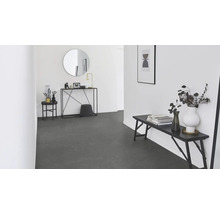 Entré med golv i marmorlook, bänk, konsolbord, spegel och dekoration