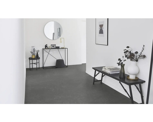 Entré med golv i marmorlook, bänk, konsolbord, spegel och dekoration