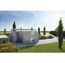 Redskapsbod med öppna dörrar i trädgårdslandskap