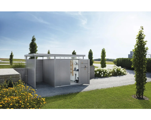 Redskapsbod med öppna dörrar i trädgårdslandskap