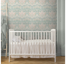 Barnrum med vit spjälsäng, stege och blommig tapet