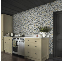 Kök med blommig tapet, spis och skåp
