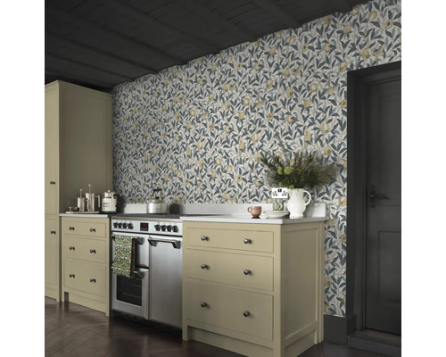Kök med blommig tapet, spis och skåp