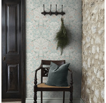 Dekorativt rum med mönstrad tapet, trästol och stendetaljer