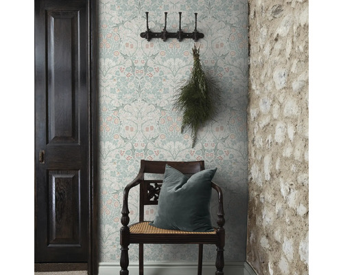 Dekorativt rum med mönstrad tapet, trästol och stendetaljer