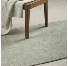 Matta i rum med stol och filt