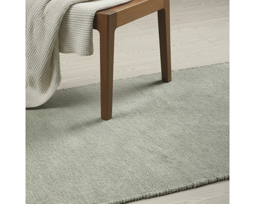 Matta i rum med stol och filt