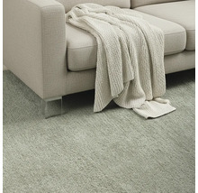 Soffa med pläd på matta