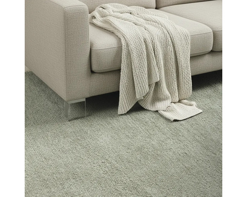 Soffa med pläd på matta