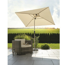 Scen med ett fyrkantigt parasoll, en rottingfåtölj och markplattor i trädgården