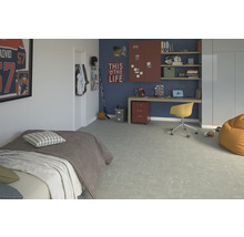 Ungdomsrum med säng, skrivbord, hylla och dekorationer i sportig stil