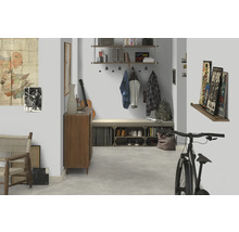 Hall med hatthylla, sittbänk, hyllor, byrå, cykel och dekorativa element som tavlor och en gitarr