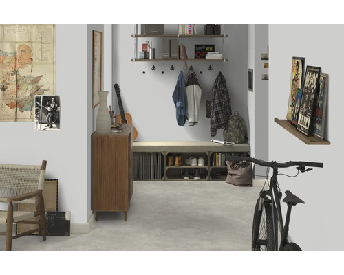 Hall med hatthylla, sittbänk, hyllor, byrå, cykel och dekorativa element som tavlor och en gitarr