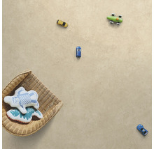 Golvyta med leksaksbilar och en korg med gosedjur