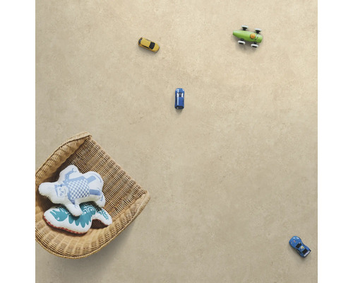 Golvyta med leksaksbilar och en korg med gosedjur