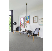 Vardagsrum med heltäckningsmatta, fåtöljer och dekoration